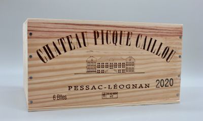 La caisse en bois contient une bouteille de vin.