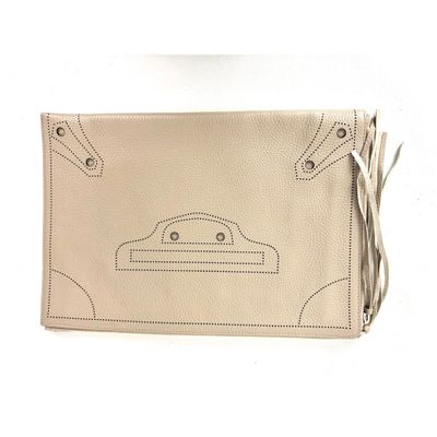 porte-monnaie en cuir beige sur lequel est dessiné un motif représentant une voiture