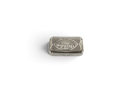 une image représentant une petite boîte en argent sur laquelle figure le portrait d'un homme