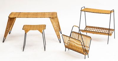 deux chaises et une table sur laquelle est posé un porte-revues