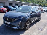 une voiture noire garée sur un parking avec d'autres voitures