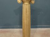 un socle en or surmonté d'une horloge