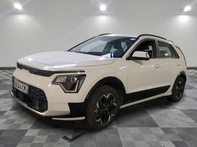 le 4x4 blanc est garé sur un carrelage à carreaux