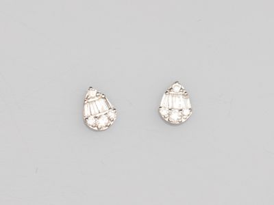 une paire de boucles d'oreilles en diamant sur fond blanc