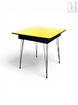 une table jaune aux pieds noirs sur fond blanc