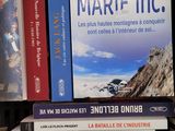 plusieurs livres empilés les uns sur les autres