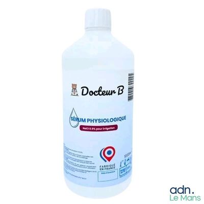 gros plan d'une bouteille de liquide sur fond blanc