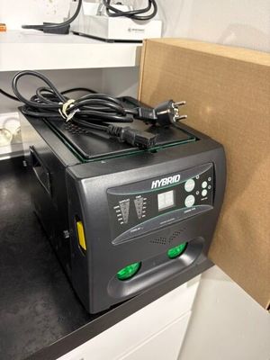 une machine posée sur un comptoir