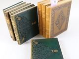 plusieurs livres sont alignés sur une surface blanche