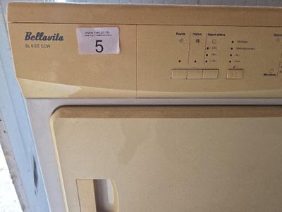 une photo d'une machine à laver et d'un sèche-linge dans une pièce