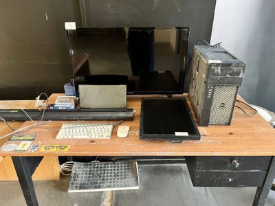 un bureau sur lequel se trouvent un ordinateur portable, un écran, un clavier et une souris