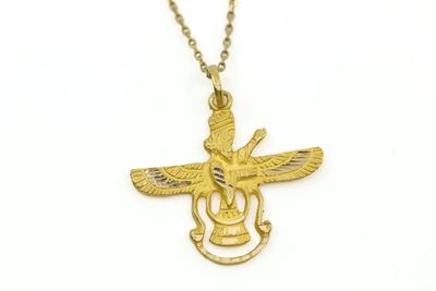 une image représentant un collier en or orné d'un oiseau et d'un serpent