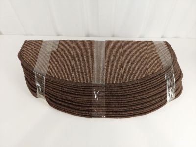 six sets de table marron recouverts d'une pellicule en plastique transparent, posés sur une surface blanche