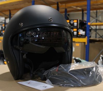 un casque posé sur une table dans un entrepôt