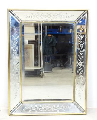 un miroir posé sur le sol devant un mur
