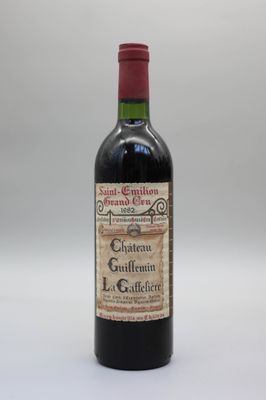 une bouteille de vin posée sur une table