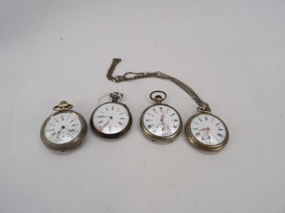 Quatre types différents de montres de poche sont exposés sur un fond blanc