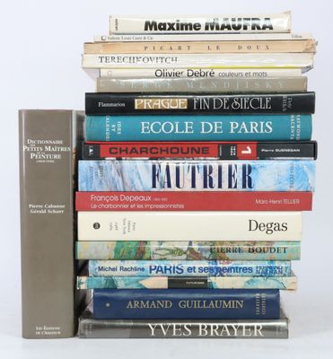 plusieurs livres empilés sur une table