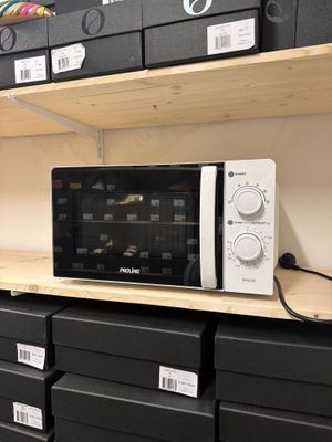 un micro-ondes posé sur une étagère dans un magasin