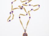 un collier composé de perles violettes et d'une chaîne dorée sur fond blanc