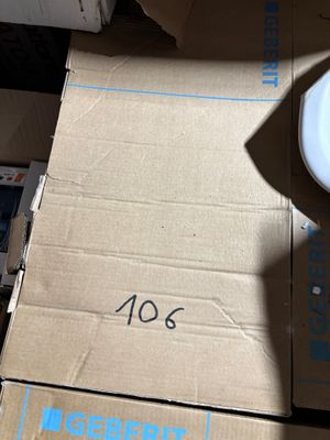 une boîte en carton sur laquelle est posée une cuvette de WC
