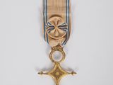 une image représentant une médaille d'or ornée d'un ruban bleu et d'une étoile