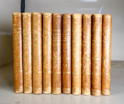 six vieux livres empilés les uns sur les autres sur une étagère
