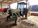 un tracteur qui est à l'arrêt dans la boue