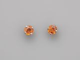 une paire de boucles d'oreilles à clous en saphir orange