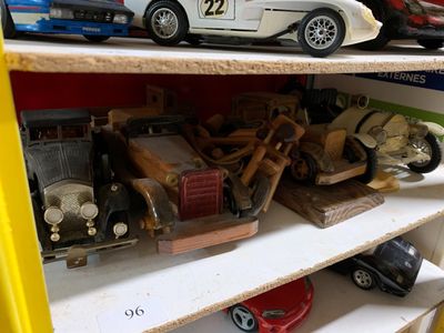 * Lot de véhicules miniatures en bois et métal