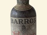 une bouteille d'alcool posée sur une table