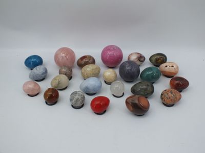 un tas de pierres de différentes couleurs posées sur une surface blanche