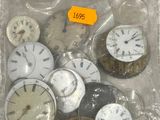 de nombreuses horloges différentes dans un sac posé sur la table