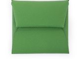 un sac en forme d'enveloppe vert sur fond blanc