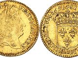 a gold sovereign coin with a crown on top of it
