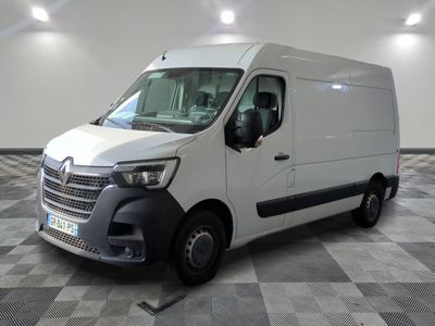la photo d'une camionnette blanche sur un sol en damier