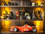 une vitrine remplie de figurines et de personnages de bandes dessinées