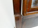 une porte en bois munie d'un hublot