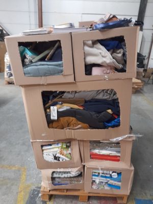 boîtes empilées dans un entrepôt