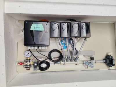 une armoire blanche sur laquelle sont posés tout un tas de fils électriques