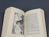 un livre ouvert avec l'image d'un oiseau dessus