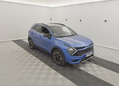 un 4x4 bleu garé dans un garage au sol en damier