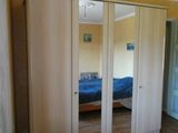une photo d'une chambre à coucher avec un lit et des placards