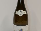 une bouteille de vin posée sur une table