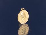 gros plan d'une médaille d'or sur une surface noire