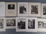 plusieurs photos en noir et blanc montrant une pile de livres posée sur une table