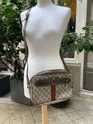 Sac à bandoulière Guccissi posé sur un socle de mannequin