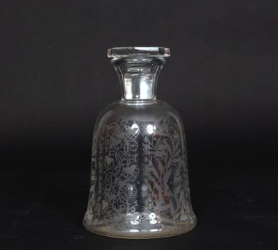 BACCARAT, France. Carafe en forme de cloche, modèle "Argenti…