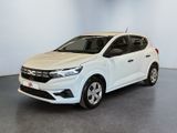 Une voiture blanche est garée dans une pièce au sol gris.