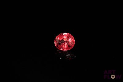 un losange rouge sur fond noir